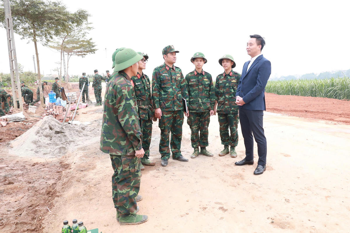 Bí thư Đảng ủy, Chủ tịch HĐND xã Minh Châu Nguyễn Đức Tiến trực tiếp gặp gỡ các chiến sĩ quân đội đang làm nhiệm vụ.