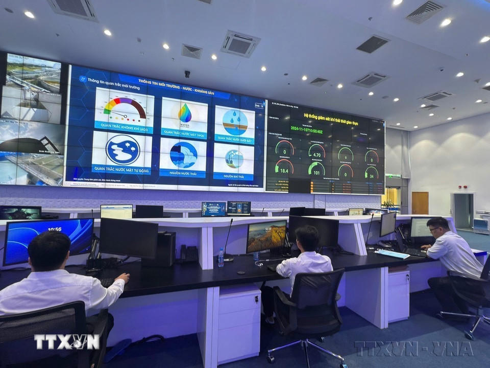 Với tầm nhìn chiến lược và sự quyết tâm của chính quyền, cùng sự chung tay của doanh nghiệp và người dân, Bình Dương đang tiên phong trong việc chuyển đổi sang nền kinh tế xanh và xây dựng đô thị thông minh. Trong ảnh: Trung tâm điều hành thành phố thông minh Bình Dương (IOC). (Ảnh: Dương Chí Tưởng/TTXVN)