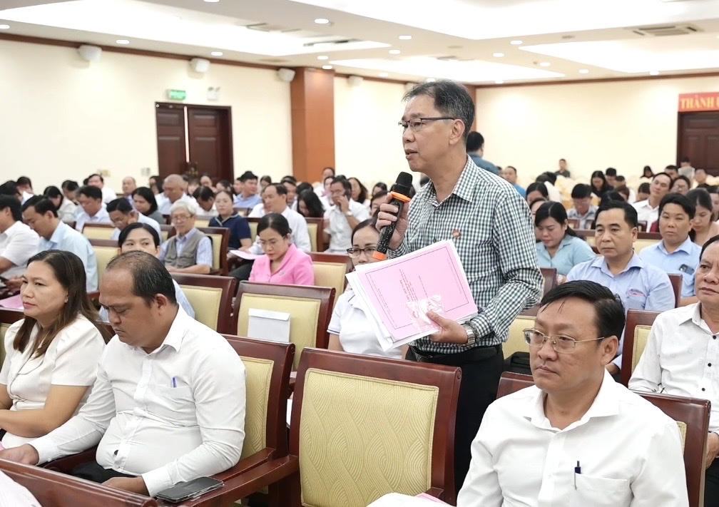 Đại biểu thảo luận, cho ý kiến về danh sách sơ bộ. Ảnh: V.M.