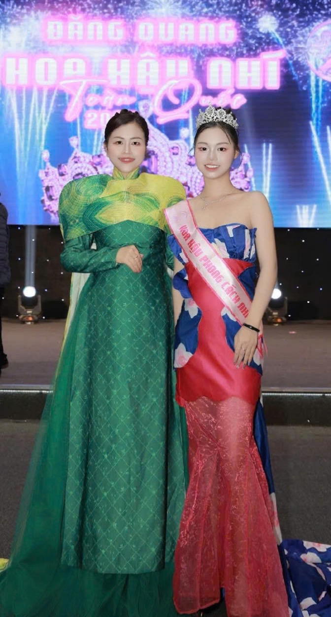 Trịnh Phạm Băng Băng &nbsp;(váy đỏ).