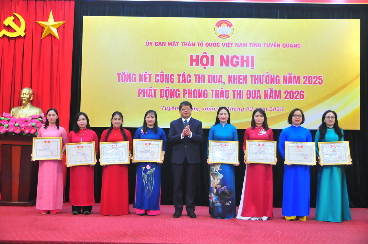 Lãnh đạo Ủy ban MTTQ Việt Nam tỉnh Tuyên Quang tặng Bằng khen cho các cá nhân có thành tích xuất sắc trong công tác Mặt trận. Ảnh: Xuân Trường.