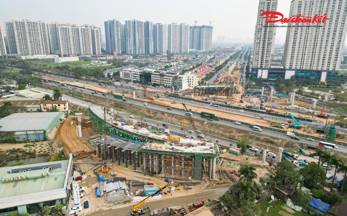 Cùng với đó, hai nhịp cầu của nhánh 4 đã được hoàn thành; các nhịp cầu thuộc nhánh 1, 2 và 3 đang được nhà thầu tập trung thi công. Đối với hạng mục hầm, đến nay nhà thầu đã hoàn thành ép cọc bê tông cốt thép cho 10/15 đốt hầm hở; hoàn thành đổ bê tông 1/9 đốt hầm kín (đốt HK4A) và 2/15 đốt hầm hở (các đốt HP7, HP8). Hiện các đơn vị đang tiếp tục thi công các đốt hầm hở phía đường Hoàng Tùng, gồm các đốt HP5 và HP6.