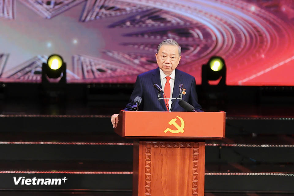 Tổng Bí thư Tô Lâm đánh giá cao nỗ lực và chất lượng của đội ngũ những người làm báo chí Cách mạng, và đề nghị tiếp tục tích cực công tác với tinh thần trách nhiệm và sự đồng lòng trong sự nghiệp xây dựng Đảng và đất nước. (Ảnh: Hoài Nam/Vietnam+).