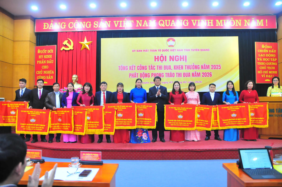&nbsp;Lãnh đạo Ủy ban MTTQ Việt Nam tỉnh Tuyên Quang tặng cờ Thi đua cho các tập thể có thành tích xuất sắc. Ảnh: Xuân Trường.