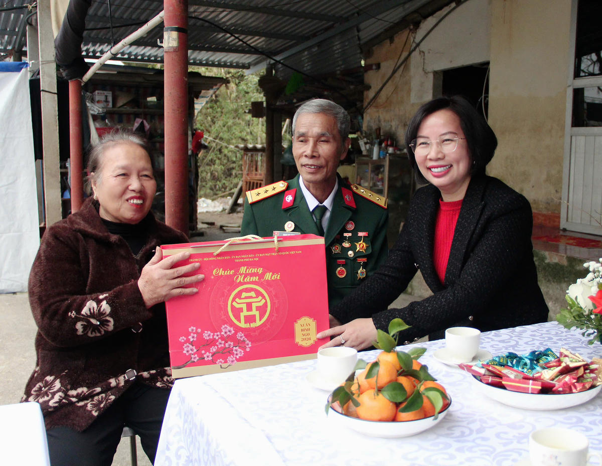 Chủ tịch Ủy ban MTTQ Việt Nam TP Hà Nội Bùi Huyền Mai thăm, tặng quà gia đình ông Phan Huy Ninh. 