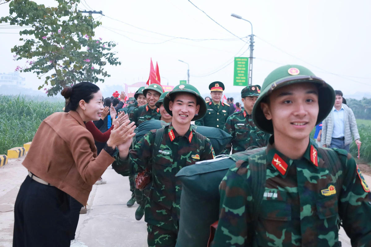 Người dân xã đảo Minh Châu (Hà Nội) vui mừng chào đón các chiến sĩ quân đội&nbsp;hành quân về địa phương ăn Tết cùng đồng bào.