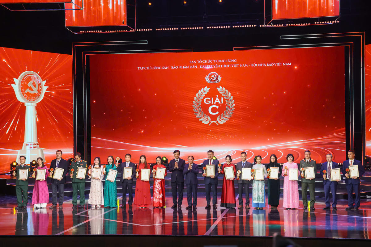 Trưởng Ban Tuyên giáo và Dân vận Trung ương Trịnh Văn Quyết và Bí thư Thành uỷ Hà Nội Nguyễn Duy Ngọc trao giải C cho các tác giả đoạt giải C Búa liềm vàng lần thứ X (Ảnh: Quang Vinh)