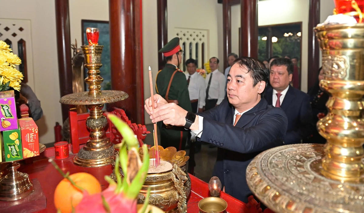 Ông Nghiêm Xuân Thành, Bí thư Tỉnh ủy Khánh Hòa cùng đoang dâng hương tại Đền thờ Bác Hồ. (ảnh X.H)