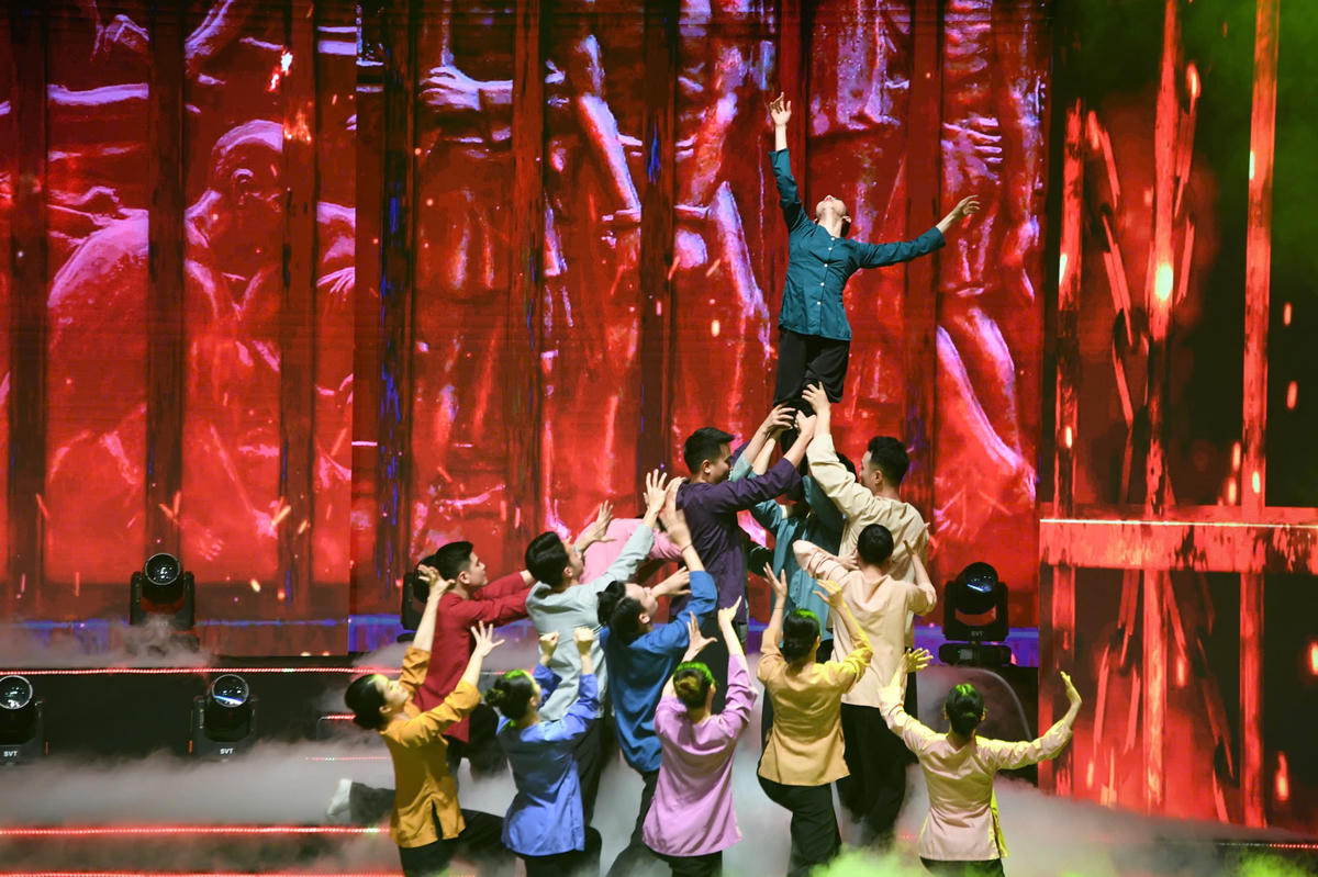 Với hình thức nghệ thuật tổng hợp, được dàn dựng công phu, nội dung giàu tính tư tưởng và giá trị thẩm mỹ cao, Chương trình nghệ thuật “Đường lên phía trước” không chỉ là hoạt động văn hóa có ý nghĩa sâu sắc, mà còn góp phần tạo không khí phấn khởi, đoàn kết, hướng tới tương lai, thể hiện quyết tâm của toàn Đảng, toàn dân, toàn quân trên con đường xây dựng và bảo vệ Tổ quốc Việt Nam xã hội chủ nghĩa. Ảnh: Phạm Sỹ.