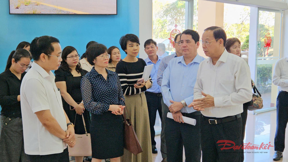 Ông Nguyễn Văn Thọ và đoàn đến khảo sát một điểm bỏ phiếu sớm. Ảnh: M.C