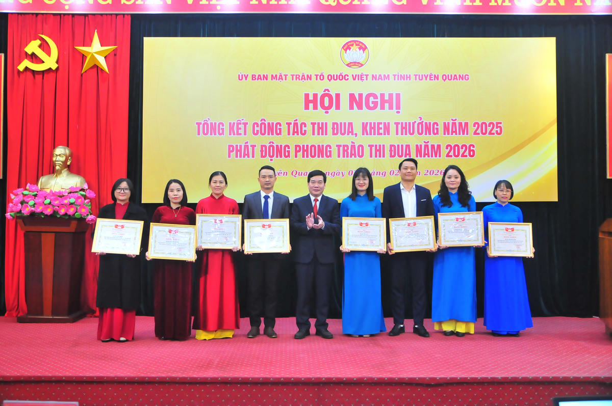 Các cá nhân có thành tích xuất sắc được tặng Bằng khen. Ảnh: Xuân Trường.