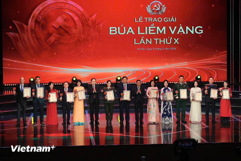 Tập thể tác giả đoạt giải B giải Búa liềm Vàng lần X năm 2025. (Ảnh: Hoài Nam/Vietnam+).