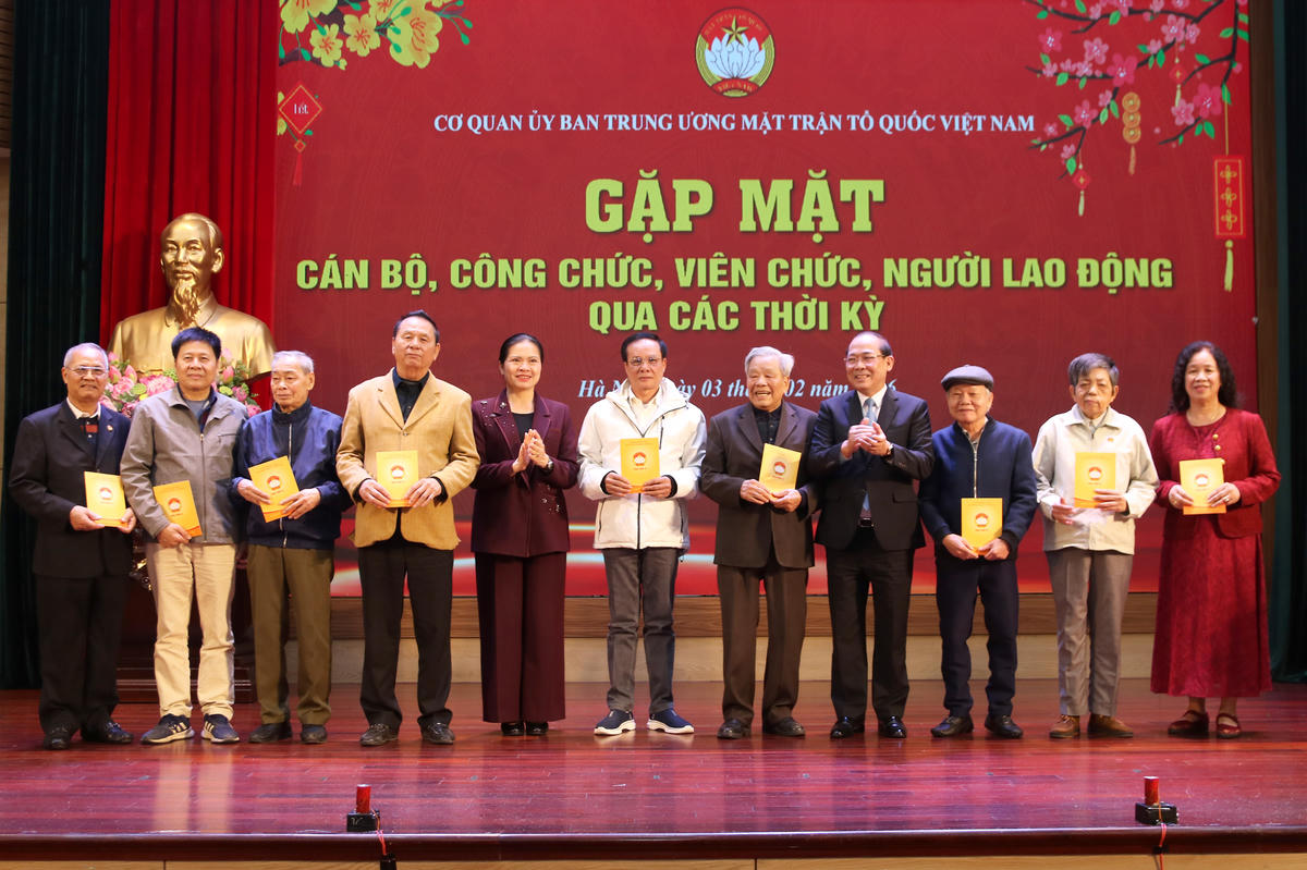 Phó Chủ tịch - Tổng Thư ký Hà Thị Nga và Phó Chủ tịch Hoàng Công Thủy trao quà cho các cán bộ, công chức, viên chức, người lao động&nbsp;Cơ quan UBTƯ MTTQ Việt Nam qua các thời kỳ. 