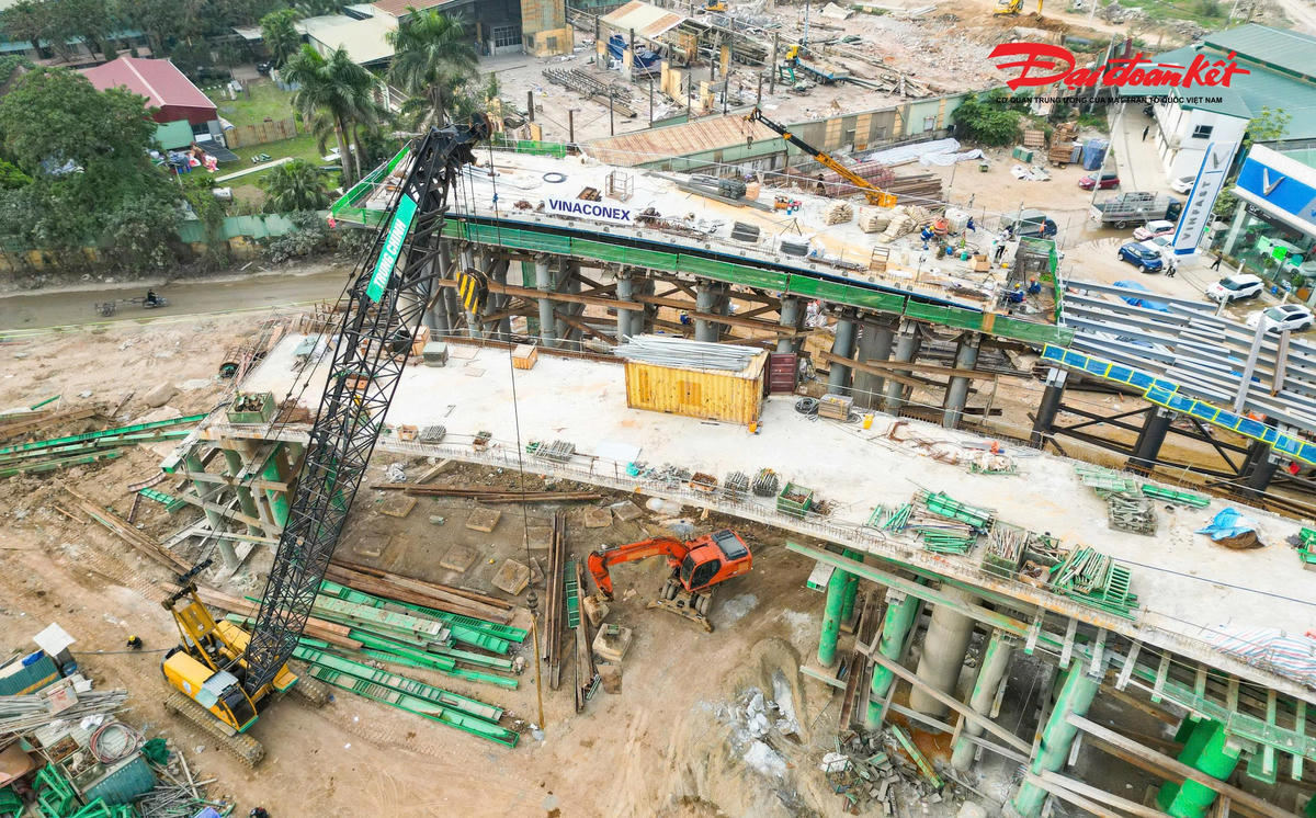 Trên đại công trường, công nhân cùng máy móc, thiết bị được huy động tối đa, tổ chức thi công “3 ca, 4 kíp” liên tục ngày đêm, thể hiện quyết tâm cao độ của các đơn vị nhằm đưa dự án về đích đúng tiến độ, kế hoạch đề ra.