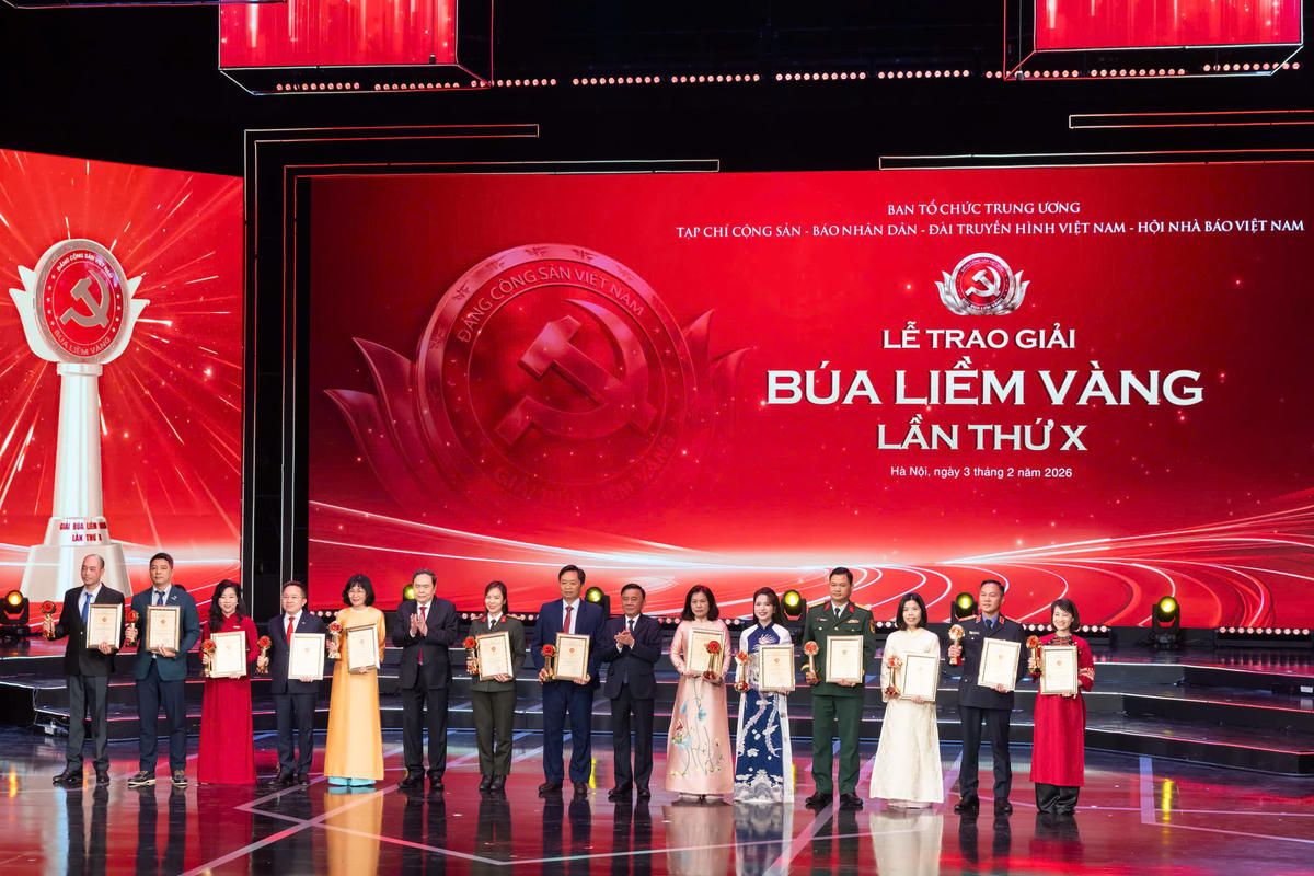 Chủ tịch Quốc hội Trần Thanh Mẫn và Thường trực Ban Bí thư Trần Cẩm Tú trao giải B cho các tác giả đoạt giải B Búa liềm vàng lần thứ X (Ảnh: Quang Vinh)
