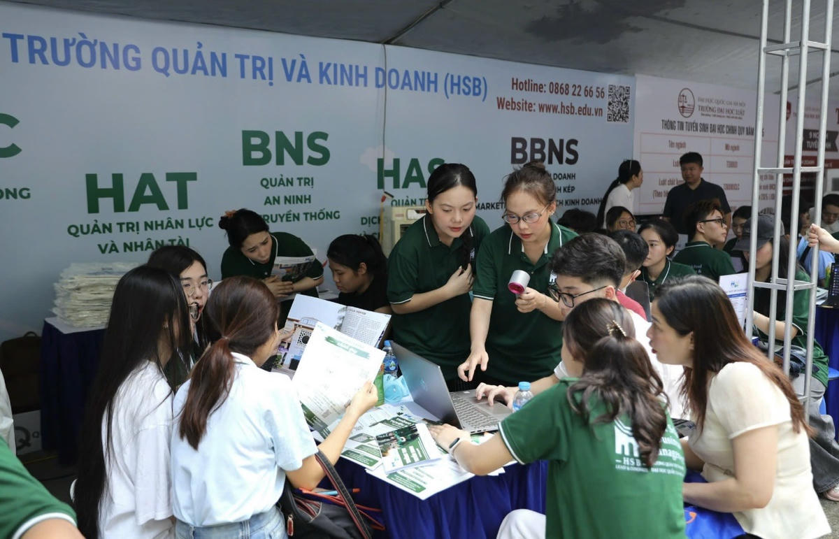 Thí sinh tìm hiểu thông tin tuyển sinh của trường đại học.