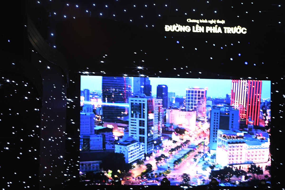 Chương trình đã phát video clip tổng hợp thành tựu đất nước sau 40 năm Đổi mới; giới thiệu những câu chuyện, nhân vật tiêu biểu. Ảnh: Phạm Sỹ.