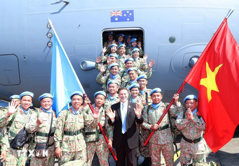 Các sỹ quan Bệnh viện dã chiến cấp 2 số 6 và Đội Công binh số 3 trước khi lên đường làm nhiệm vụ. (Ảnh: Trọng Đức/TTXVN)