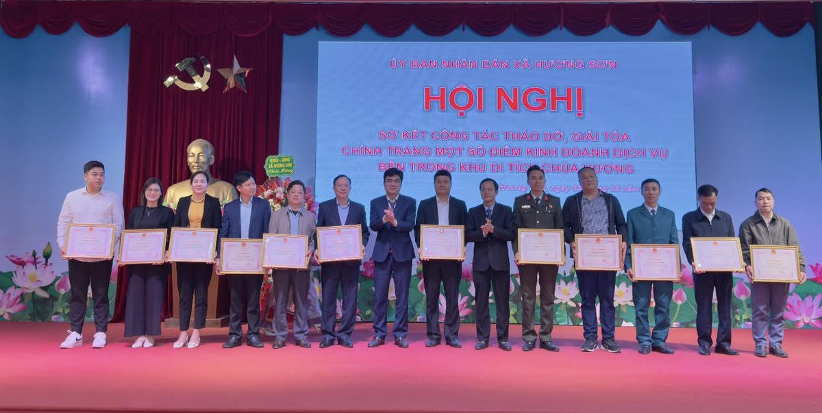 Khen thưởng cho tập thể, cá nhân có nhiều nỗ lực trong công tác giải tỏa, chỉnh trang khu di tích Chùa Hương.