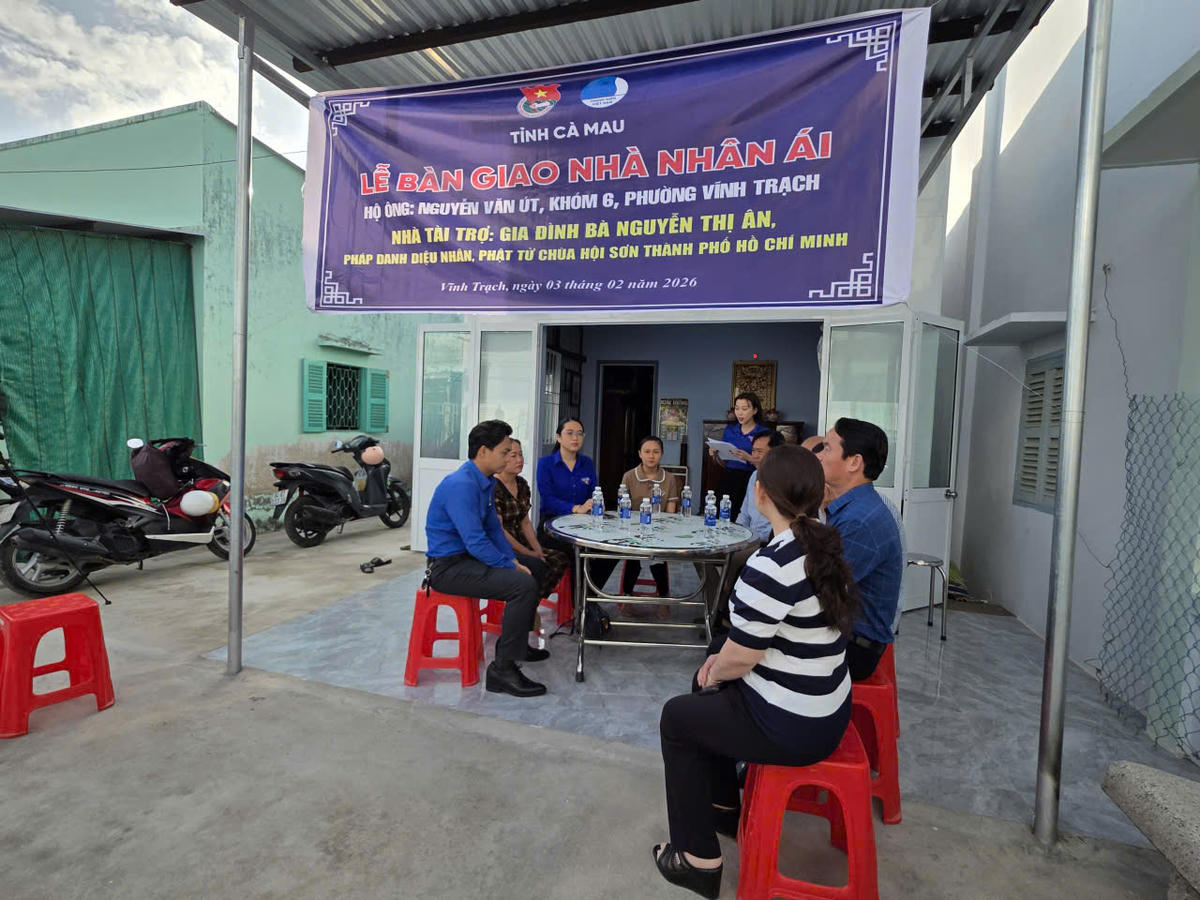 Những căn nhà nhân ái được trao ngay trước thềm năm mới giúp người dân ở phường Vĩnh Trạch có niềm vui trọn vẹn. Ảnh: Nguyên Du