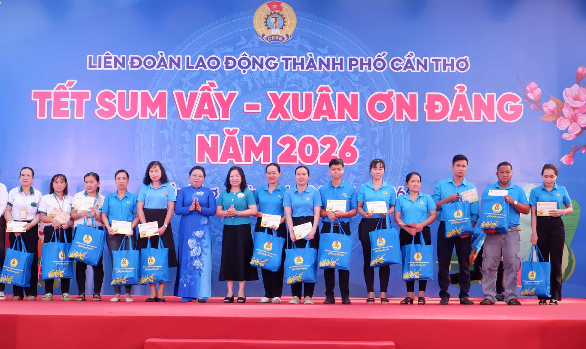 Đại diện lãnh đạo Tổng Liên đoàn Lao động Việt Nam, lãnh đạo thành phố tặng quà cho đoàn viên, người lao động. (Ảnh: Tuệ Yên)