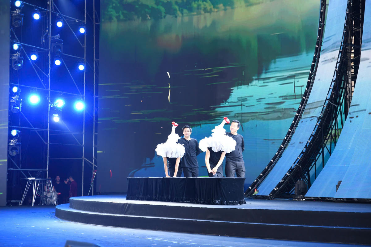 “Vũ điệu Hồ Thiên Nga” chinh phục khán giả bằng kỹ thuật múa cổ điển chuẩn mực, những bước nhảy nhẹ như lướt trên mặt nước và sự đồng bộ tinh tế của dàn diễn viên. Ánh sáng xanh – trắng được xử lý khéo léo, tôn lên vẻ đẹp thanh thoát của từng chuyển động, tạo nên không gian sân khấu lãng mạn, giàu chất thơ và chiều sâu nghệ thuật. Ảnh: Phạm Sỹ.