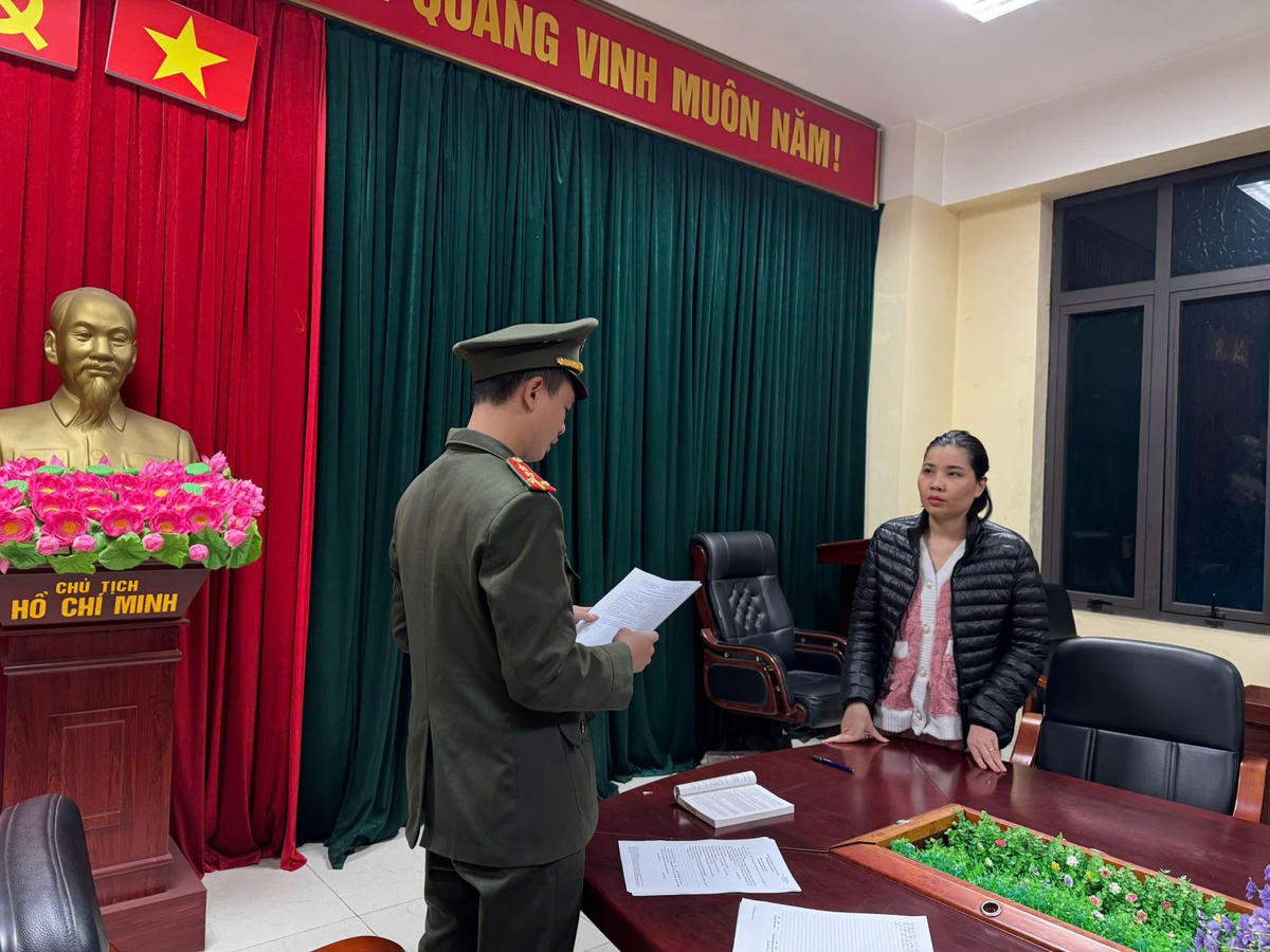 Cơ quan điều tra tống đạt Quyết định khởi tố đối với bị can Quách Thị Giang. Ảnh: Công an tỉnh Phú Thọ.