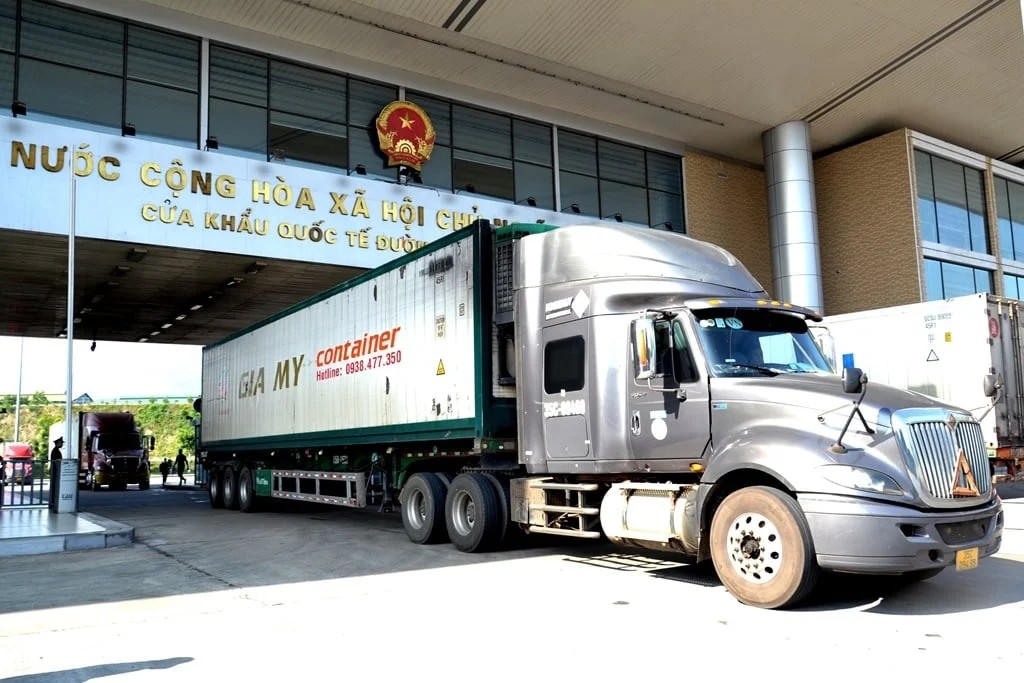 Thủ tướng yêu cầu khẩn trương tháo gỡ ngay vướng mắc trong kiểm tra thực phẩm, hàng hóa xuất, nhập khẩu