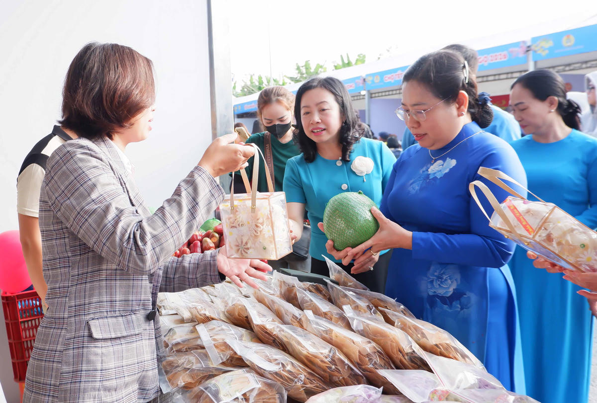Đại biểu tham gia trải nghiệm văn hóa truyền thống, không gian mua sắm trong khuôn khổ chương trình. (Ảnh: Tuệ Yên)
