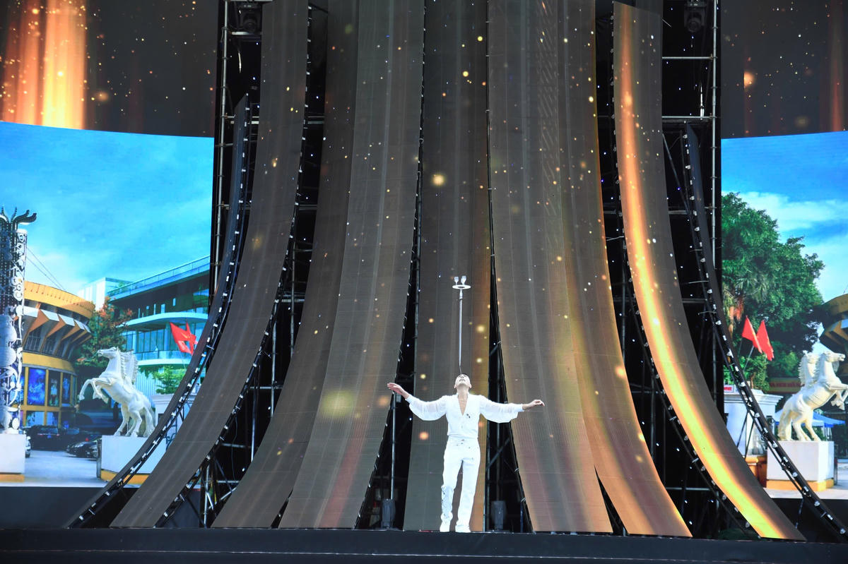 Những chuyển động tập thể nhịp nhàng, mô phỏng đàn kiến cần mẫn, tạo nên bức tranh sinh động về tinh thần lao động, gắn kết và sức sống bền bỉ của thiên nhiên và con người. Ảnh: Phạm Sỹ.
