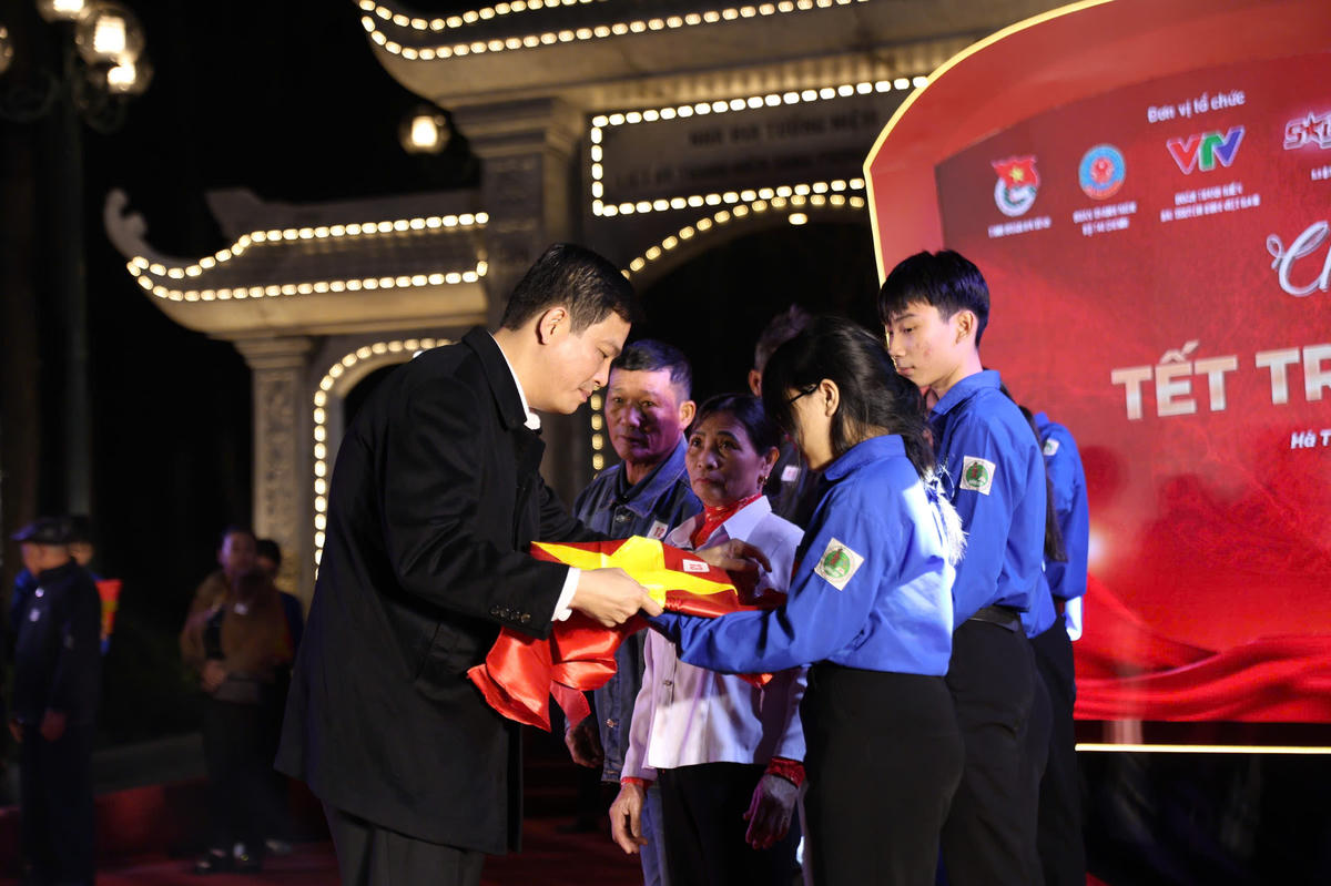 Chủ tịch Ủy ban MTTQ Việt Nam tỉnh Hà Tĩnh Nguyễn Thành Đồng trao di ảnh cho thân nhân liệt sĩ. Ảnh: HN.