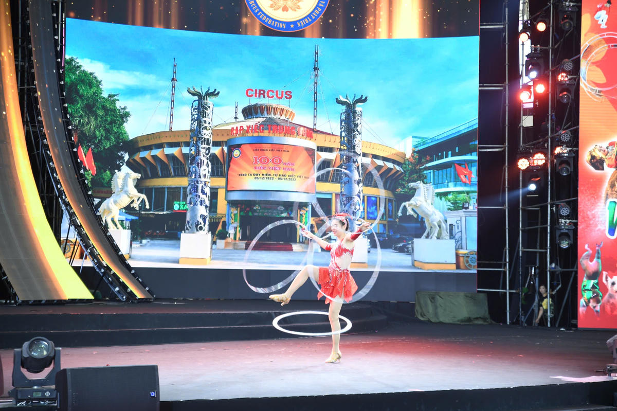 Những chiếc vòng xoay nhịp nhàng theo chuyển động cơ thể, tạo nên vệt màu sống động trong không gian sân khấu, tôn lên vẻ đẹp mềm mại, dẻo dai và sự hòa quyện giữa nhịp điệu hiện đại với tinh thần lễ hội ngày xuân. Ảnh: Phạm Sỹ.
