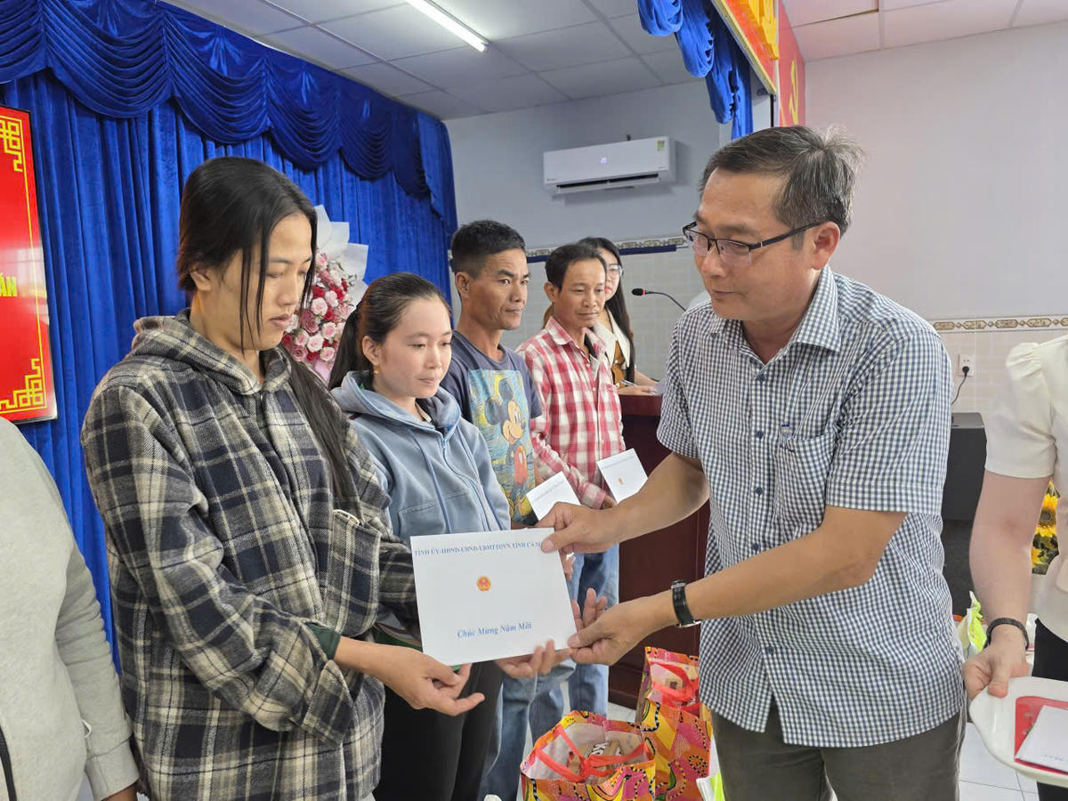 Chủ tịch Ủy ban MTTQ Viêt Nam phường Vĩnh Trạch Trần Thế Hiển tặng quà Tết cho nghèo trên địa bàn phường. Ảnh: Nguyên Du