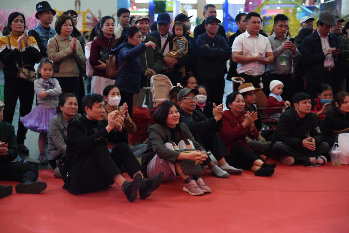 Khán giả hồi hộp chăm chú theo dõi tùng động tác mạo hiểm đến từ các nghệ sĩ. Ảnh: Phạm Sỹ.