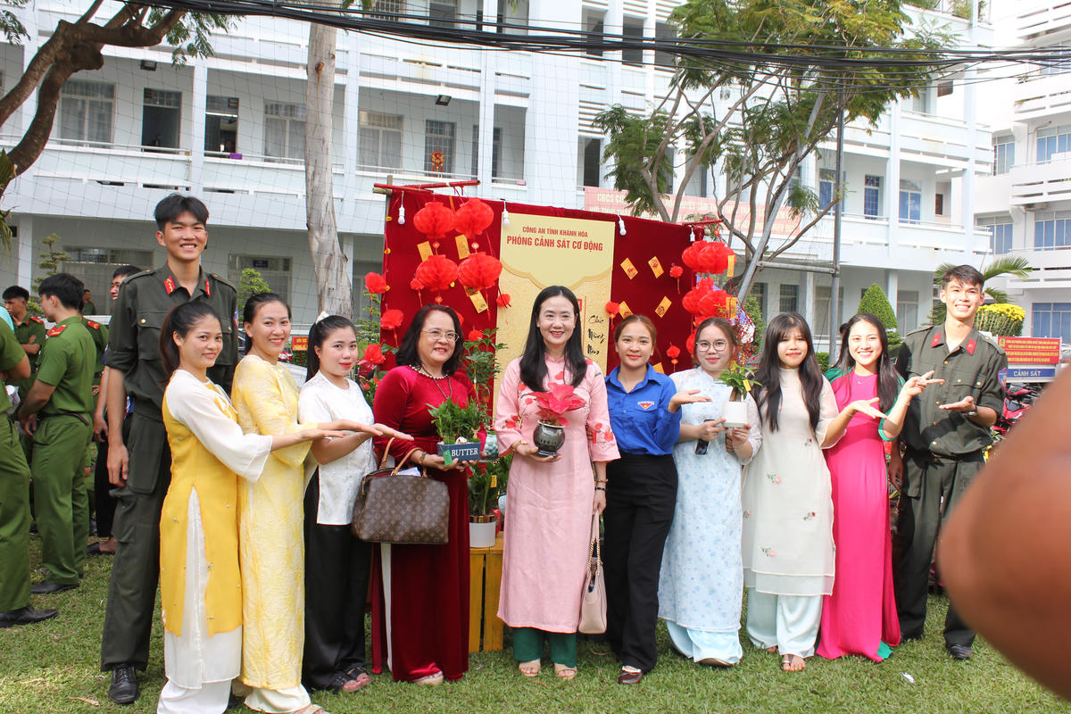 Bà Nguyễn Quỳnh Nga, Phó Chủ tịch Uỷ ban MTTQ Việt Nam tỉnh, Chủ tịch Hội Liên hiệp Phụ nữ tỉnh Khánh Hòa chụp hình lưu niệm tại Hội chợ Xuân “Tết Yêu Thương”.  (ảnh X.H)

. 