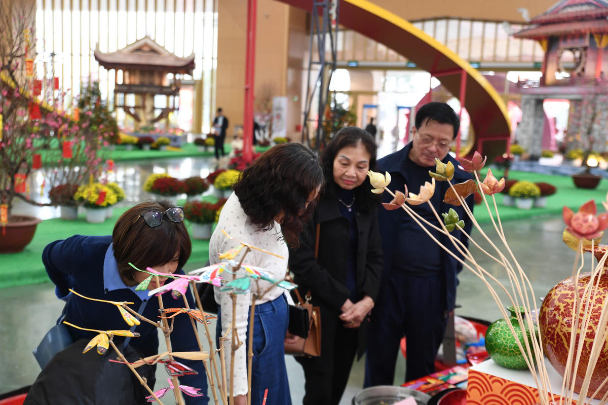 Hình ảnh người dân, nghệ nhân và du khách trò chuyện, trao đổi bên gian hàng khép lại hành trình trải nghiệm, thể hiện tinh thần “kết nối thịnh vượng” mà hội chợ hướng tới. Ảnh: Phạm Sỹ.