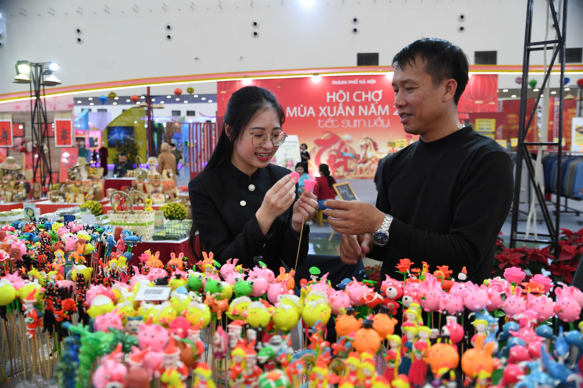 Du khách thích thú trải nghiệm nặn tò he. Ảnh: Phạm Sỹ.