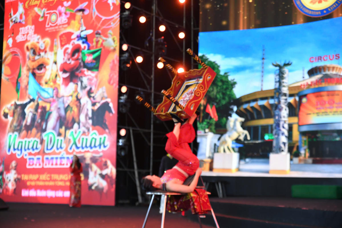 Các đạo cụ được tung lên, đón bắt bằng đôi chân linh hoạt, từng pha phối hợp chính xác đến từng khoảnh khắc, mang đến cảm giác hồi hộp và phấn khích cho khán giả theo dõi. Ảnh: Phạm Sỹ.