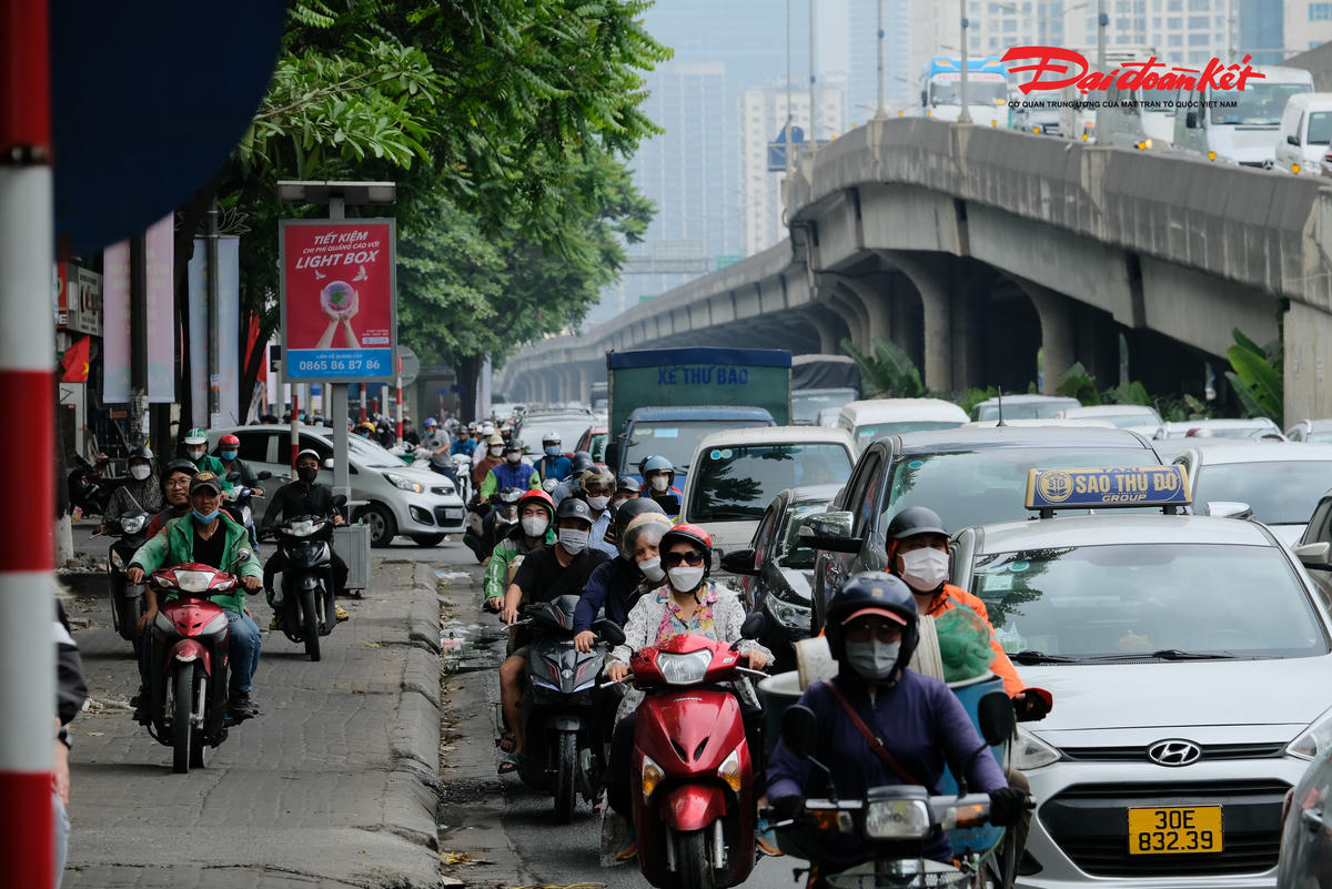 Ùn tắc giao thông tại Hà Nội diễn ra hằng ngày, gây ảnh hưởng lớn đến việc đi lại và sinh hoạt của người dân.. 