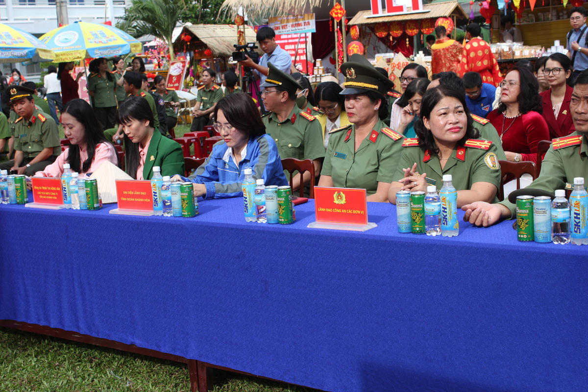 Các đại biểu tham dự Hội chợ Xuân “Tết Yêu Thương”.  (ảnh X.H)

