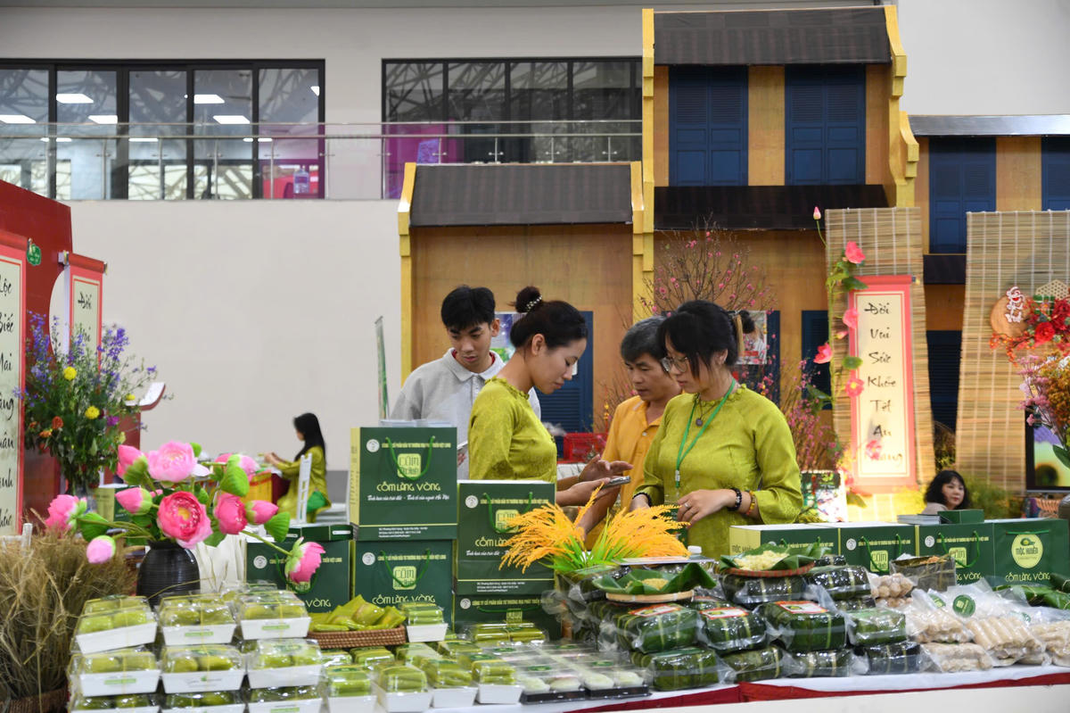 Những sản vật đặc trưng gợi mở không gian Tết xưa trong nhịp sống hiện đại. Ảnh: Phạm Sỹ.