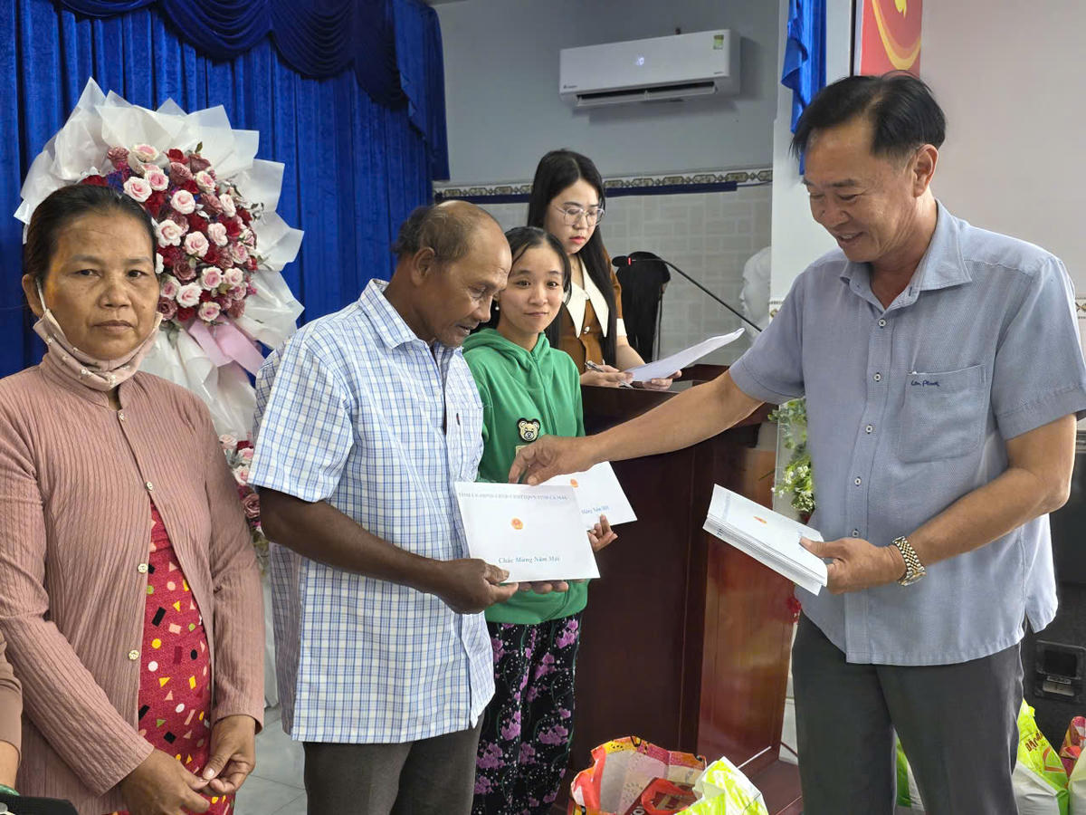 Phó Bí thư Thường trực Đảng ủy phường Vĩnh Trạch Lê Hoàng Vinh tặng quà tết cho các hộ có hoàn cảnh khó khăn trên địa bàn. Ảnh: Nguyên Du