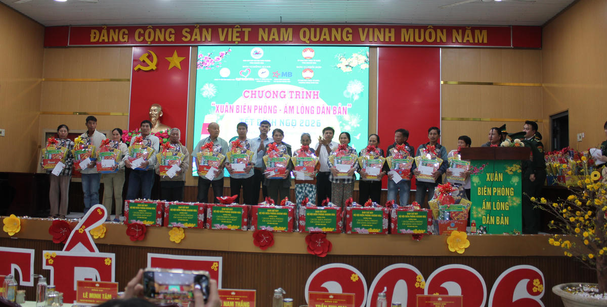 Trao quà cho người dân phường Đông Ninh Hòa. 