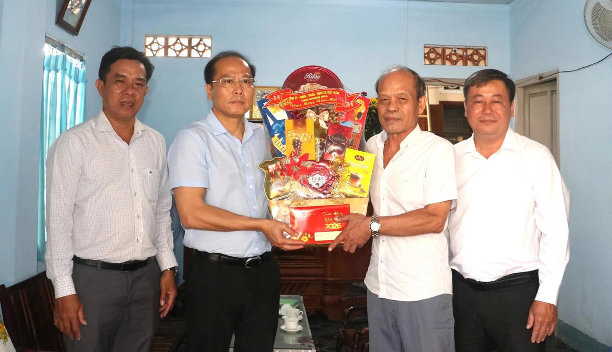 Ông Nguyễn Khắc Hà, Phó Bí thư Tỉnh ủy, Chủ tịch Ủy ban MTTQ Việt Nam tỉnh Khánh Hòa tặng quà cho gia đình đồng chí Lưu Văn Trọng. (ảnh X.H)