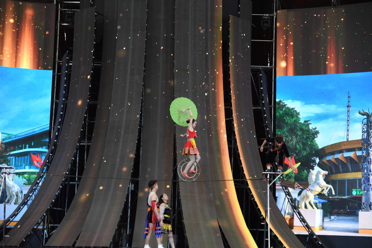 Bằng ngôn ngữ xiếc, các nghệ sĩ đã đêm đến cho khán giả những nét đẹp văn hoá vùng cao với sắc màu trang phục truyền thống và nhịp điệu rộn ràng, khắc họa vẻ đẹp văn hóa đa dạng của các dân tộc trong không khí mùa xuân. Ảnh: Phạm Sỹ.
