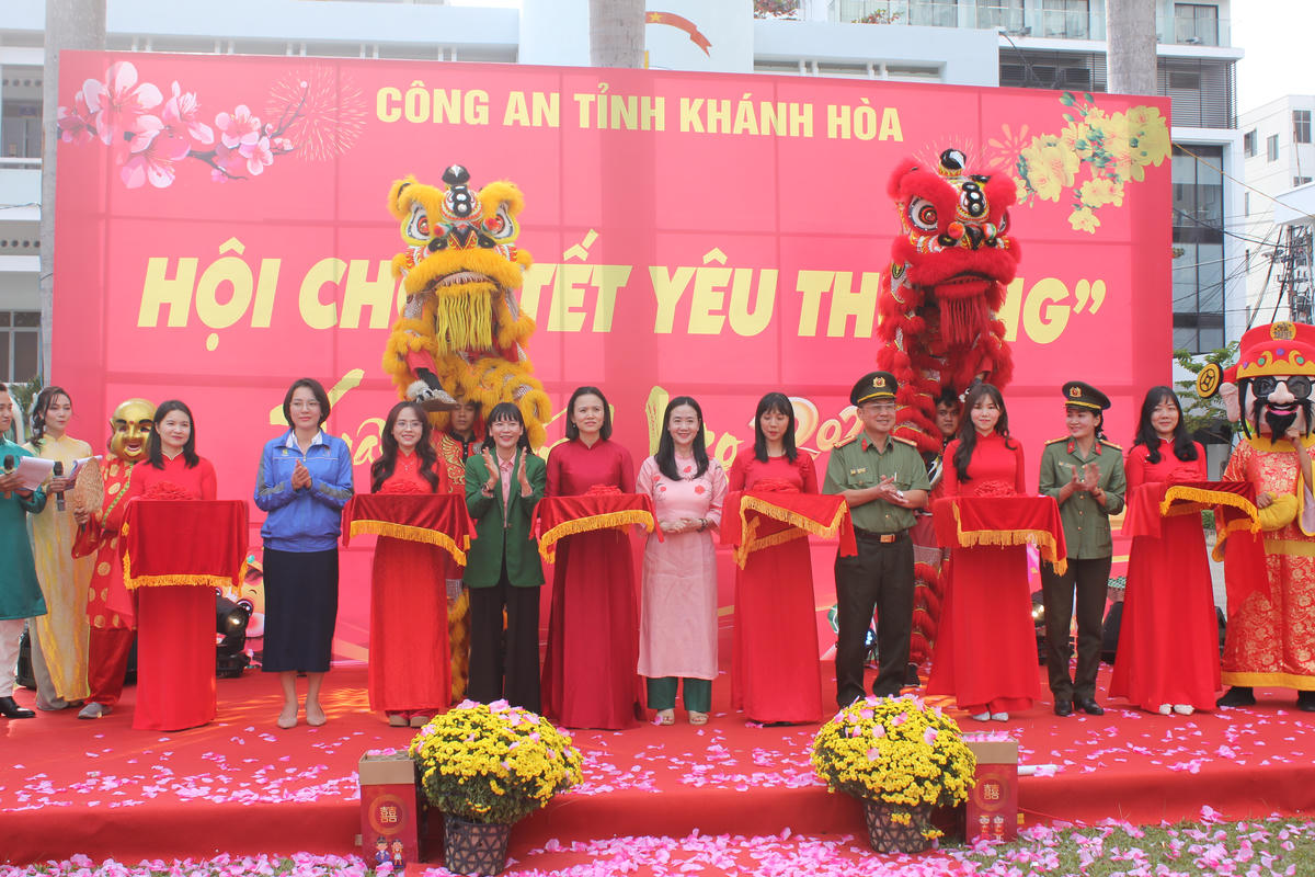 Các đại biểu cắt băng khai mạc Hội chợ Xuân “Tết Yêu Thương”.  (ảnh X.H)