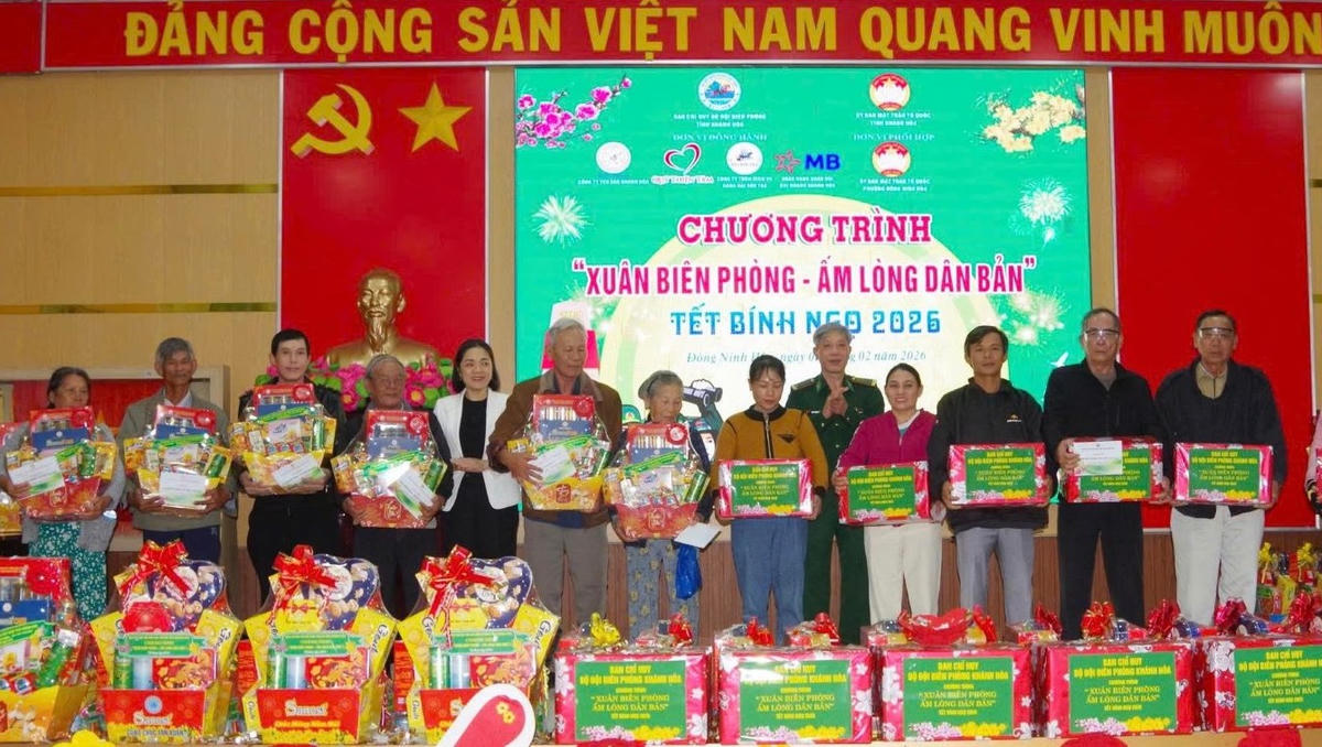 Bà Trần Thu Mai, Phó Chủ tịch Thường trực Ủy ban MTTQ Việt Nam tỉnh Khánh Hòa và Đại tá Phan Thăng Long, Phó Bí thư Đảng Uỷ, Chỉ huy trưởng Bộ đội Biên Phòng tỉnh Khánh Hòa trao quà Tết cho các hộ dân tại chương trình “Xuân biên phòng ấm lòng dân bản”. (ảnh X.H)