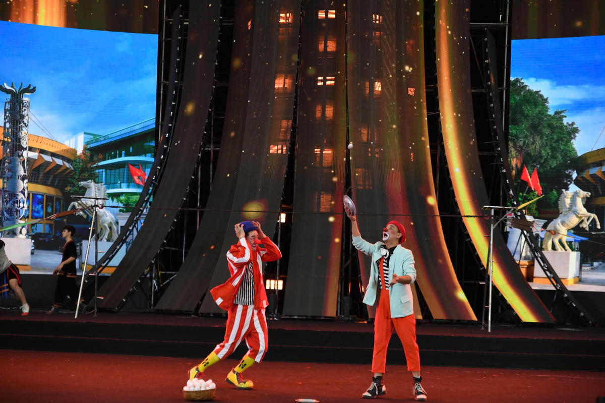 Bằng lối diễn hài hước, duyên dáng và những tình huống bất ngờ, hai chú hề khuấy động bầu không khí hội chợ, mang lại tiếng cười sảng khoái cho khán giả ở mọi lứa tuổi. Ảnh: Phạm Sỹ.
