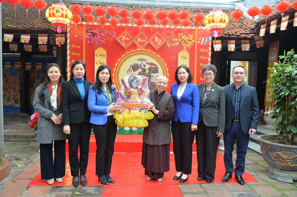 Lãnh đạo MTTQ Việt Nam TP Hà Nội thăm, chúc Tết Ni Sư Thích Đàm Hiếu, Phó ban Ni giới Giáo hội Phật giáo TP Hà Nội, trụ trì chùa Hai Bà Trưng.. Ảnh: Mạnh Cường