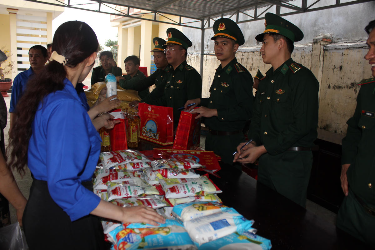 Các chiến sỹ Bộ đội Biên phòng tỉnh Khánh Hòa tham gia phiên chợ 0 đồng, cùng người dân phường Đông Ninh Hòa tại chương trình “Xuân biên phòng ấm lòng dân bản”. (ảnh X.H)

